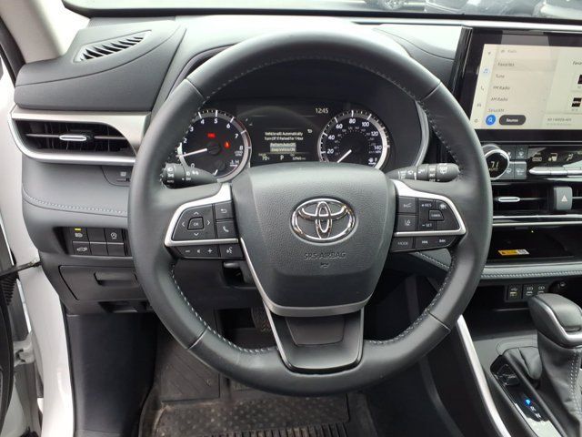 Used 2024 Toyota Highlander XLE AWD/4WD image 7