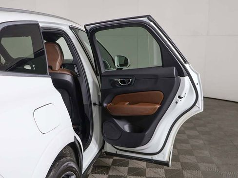 Used 2021 Volvo XC60 T5 Momentum w/ Premium Package image 22