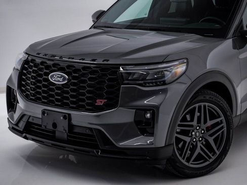 Used 2025 Ford Explorer ST image 4