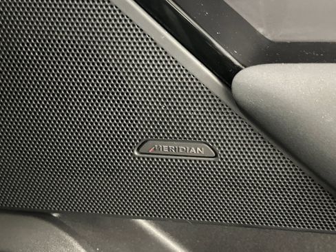 Used 2025 Land Rover Range Rover Velar Dynamic SE image 16