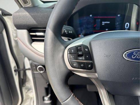Used 2025 Ford Explorer Active RWD image 19
