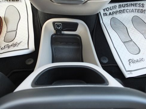 Used 2024 Chrysler Pacifica Touring-L image 25