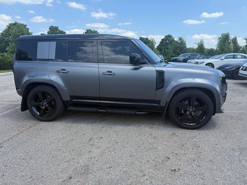 Used 2025 Land Rover Defender 110 X-Dynamic SE AWD/4WD image 4