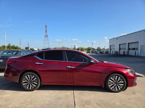 Used 2024 Nissan Altima 2.5 SV FWD image 5