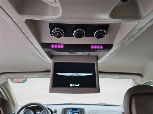 Used 2015 Chrysler Town & Country Touring FWD image 29