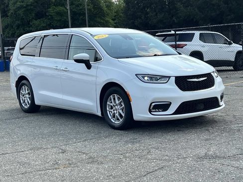Used 2023 Chrysler Pacifica Touring-L FWD image 7