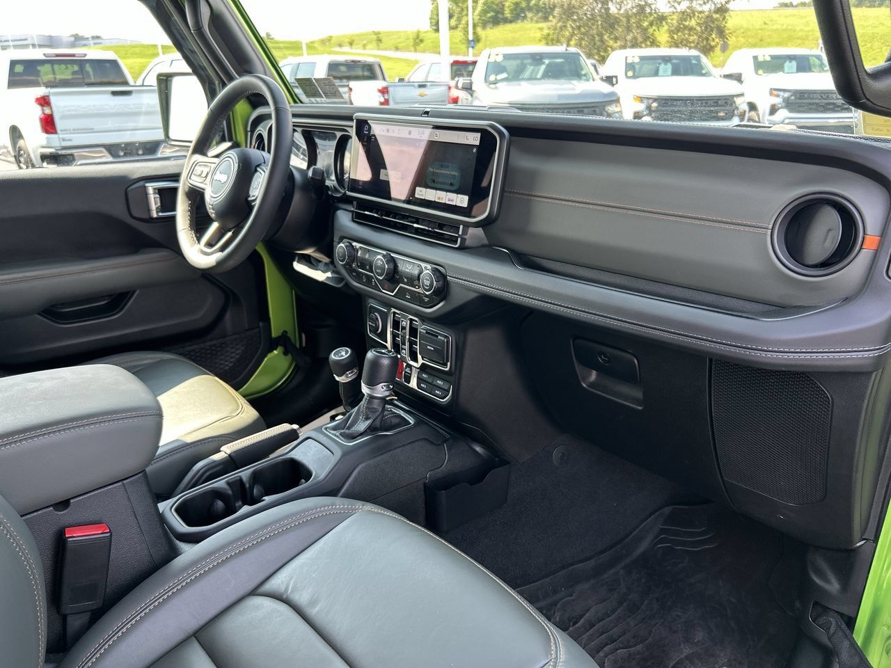 Used 2025 Jeep Gladiator Mojave w/ Convenience Group AWD/4WD image 16
