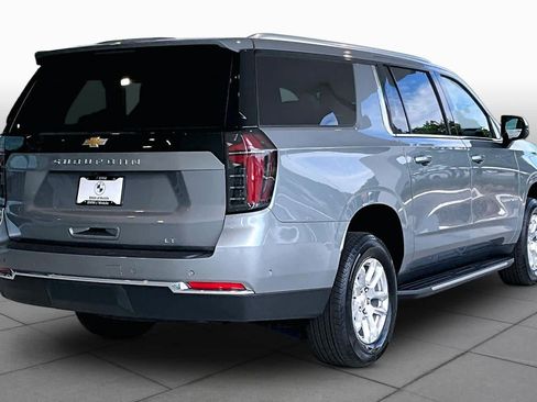 Used 2026 Chevrolet Suburban LT RWD image 12