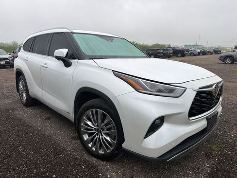Used 2025 Toyota Highlander Platinum AWD/4WD image 2