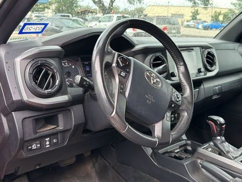 Used 2018 Toyota Tacoma TRD Off-Road w/ Technology Package AWD/4WD image 13