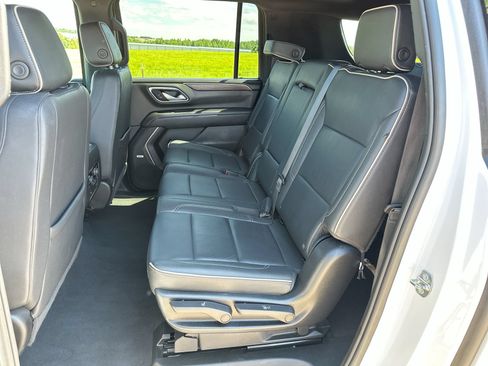 Used 2024 Chevrolet Suburban Premier RWD image 23