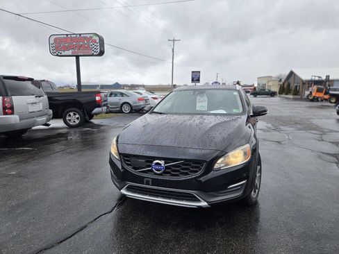 Used 2016 Volvo V60 T5 Cross Country image 12
