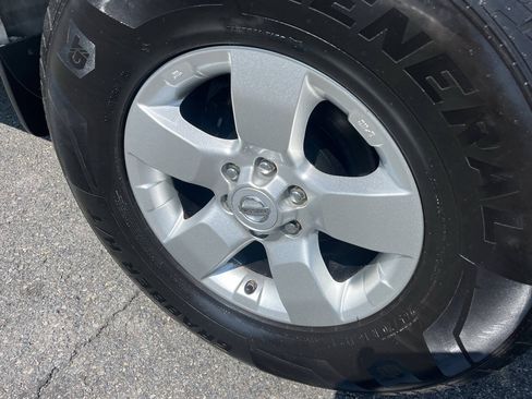 Used 2013 Nissan Frontier SV AWD/4WD image 12