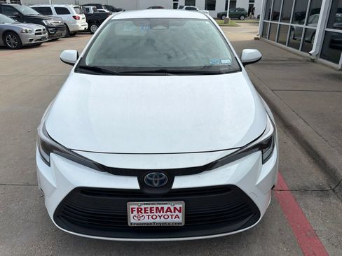 Used 2023 Toyota Corolla LE FWD image 3