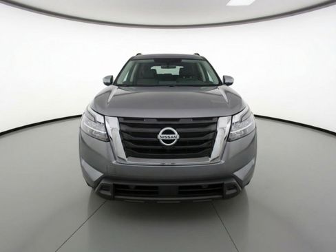 Used 2025 Nissan Pathfinder SV image 2