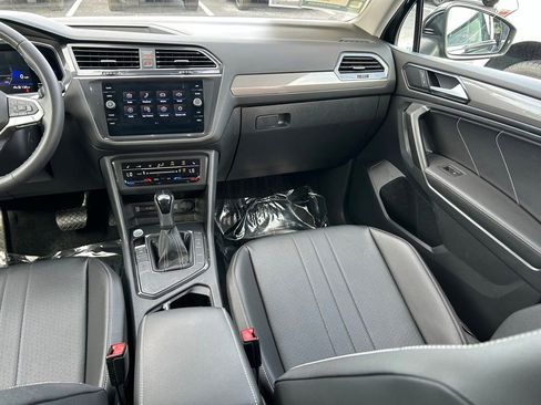 Used 2022 Volkswagen Tiguan SE FWD image 11