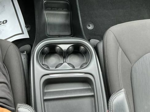 Used 2023 Chrysler Pacifica Touring FWD image 9