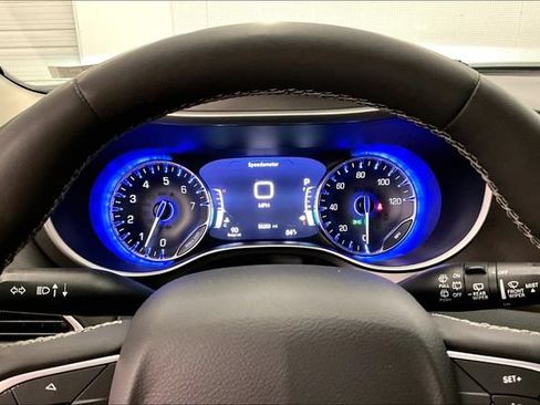 Used 2023 Chrysler Pacifica Touring-L FWD image 26