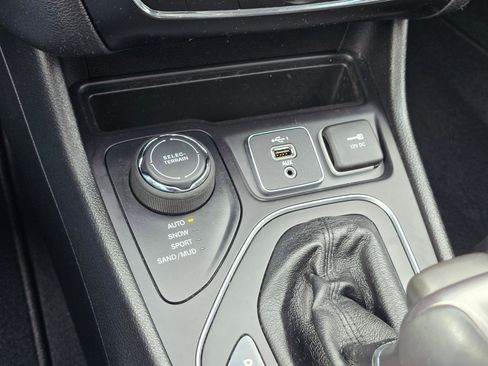 Used 2020 Jeep Cherokee Latitude Lux w/ Comfort/Convenience Group image 27