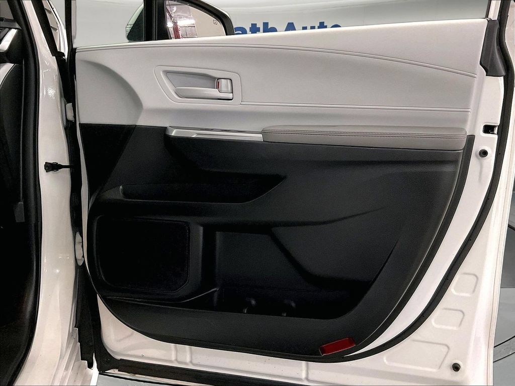 Used 2025 Toyota Sienna LE FWD image 28