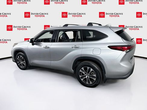 Used 2022 Toyota Highlander XLE AWD/4WD image 7
