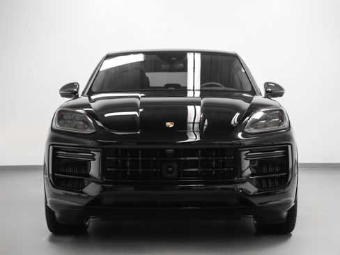 Certified 2024 Porsche Cayenne Turbo AWD/4WD image 8