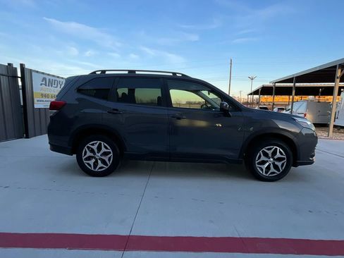 Used 2022 Subaru Forester Premium image 21