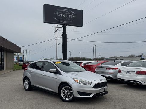Used 2015 Ford Focus SE image 1