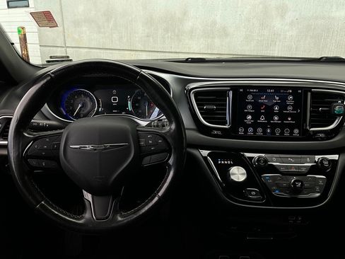 Used 2020 Chrysler Pacifica Touring-L Plus w/ S Appearance Package image 16