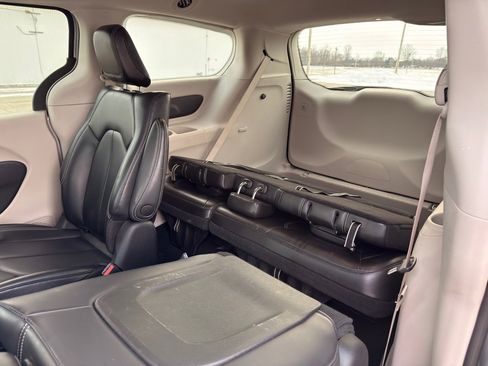 Used 2023 Chrysler Pacifica Touring-L image 36