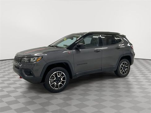Used 2024 Jeep Compass Trailhawk image 7