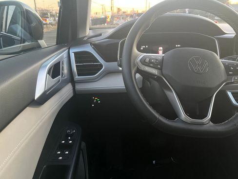 Used 2025 Volkswagen Taos SE image 34