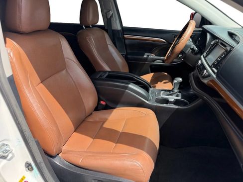 Used 2017 Toyota Highlander Limited FWD image 19