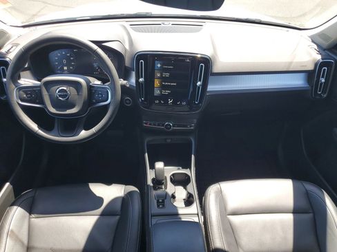Used 2022 Volvo XC40 T5 Momentum image 25