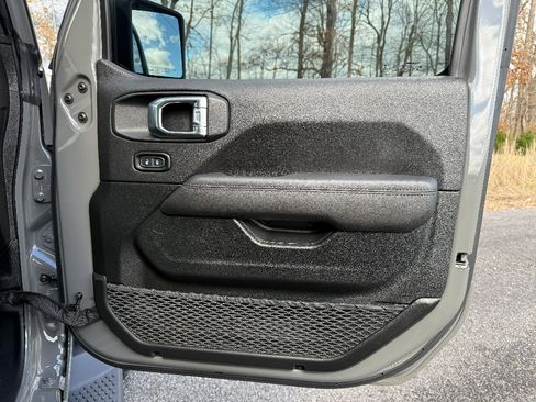 Used 2021 Jeep Wrangler Unlimited Altitude image 30