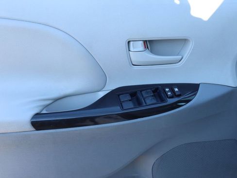 Used 2011 Toyota Sienna LE image 18