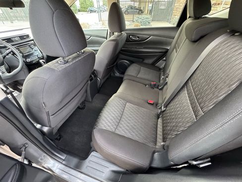 Used 2017 Nissan Rogue SV image 10