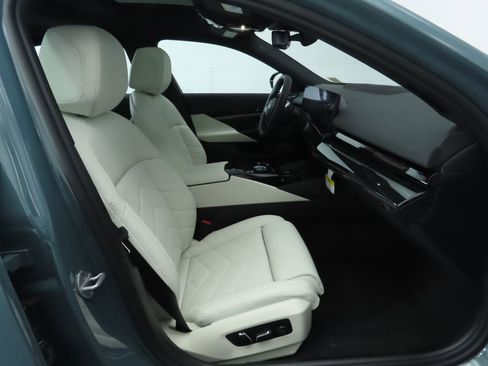 Certified 2025 BMW 530i w/ Premium Package image 22