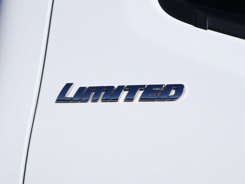 Used 2018 Toyota Tacoma Limited image 28