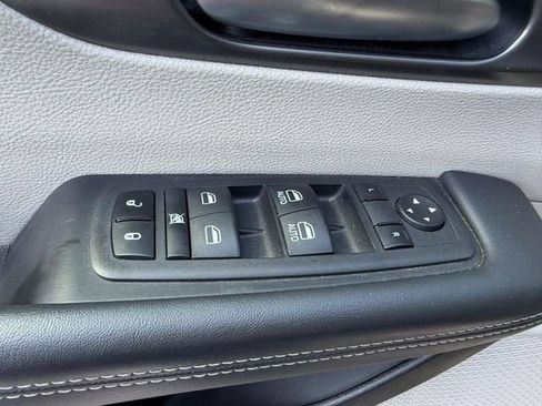 Used 2023 Chrysler Pacifica Touring-L FWD image 21