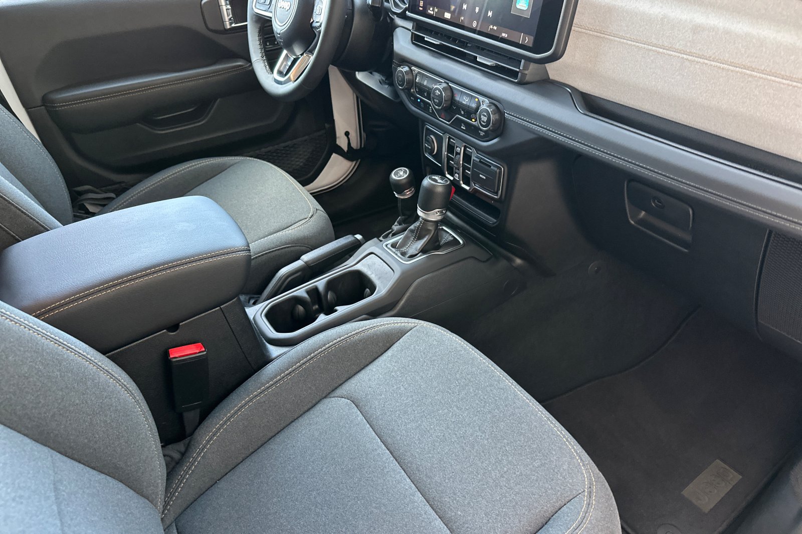 Used 2025 Jeep Wrangler Unlimited Sahara AWD/4WD image 16