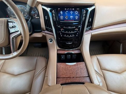 Used 2015 Cadillac Escalade Platinum AWD/4WD image 3