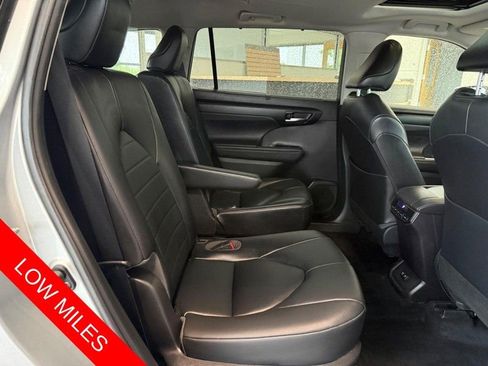 Used 2021 Toyota Highlander XLE AWD/4WD image 11