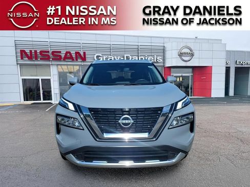 Used 2023 Nissan Rogue Platinum w/ Platinum Premium Package FWD image 2