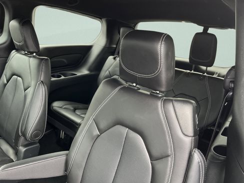 Used 2025 Chrysler Voyager LX image 22