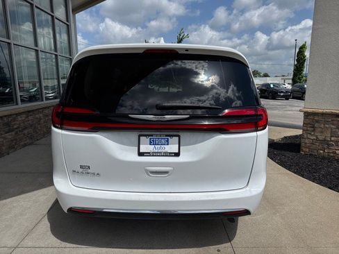 Used 2022 Chrysler Pacifica Touring-L FWD image 4