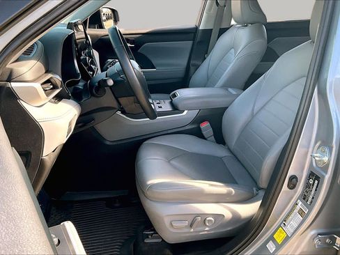 Used 2023 Toyota Highlander XLE AWD/4WD image 7
