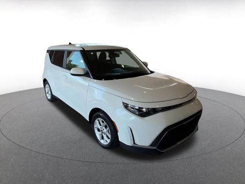 Used 2025 Kia Soul LX w/ LX Technology Package FWD image 3