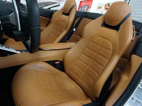Used 2017 Ferrari California T RWD image 11