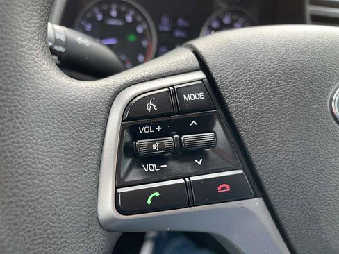 Used 2017 Hyundai Elantra SE image 17